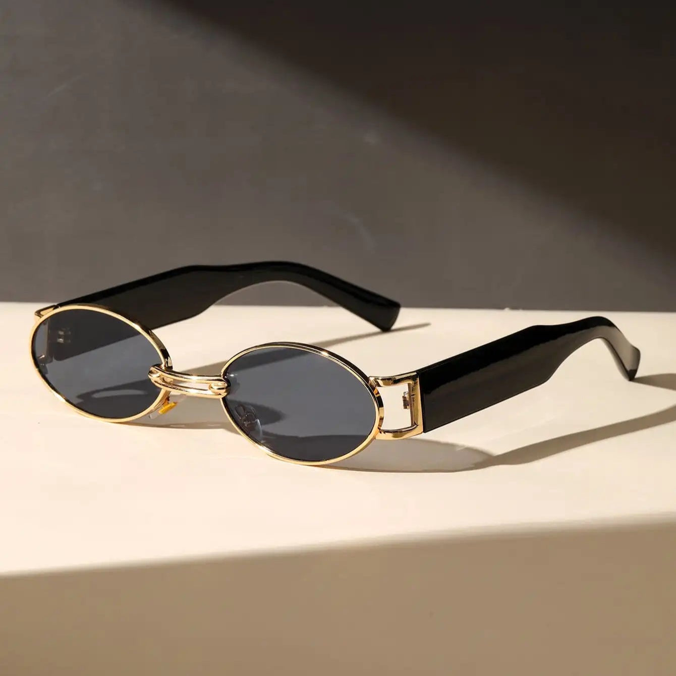 Sofia – Luxurious Gold Oval Sunglasses
