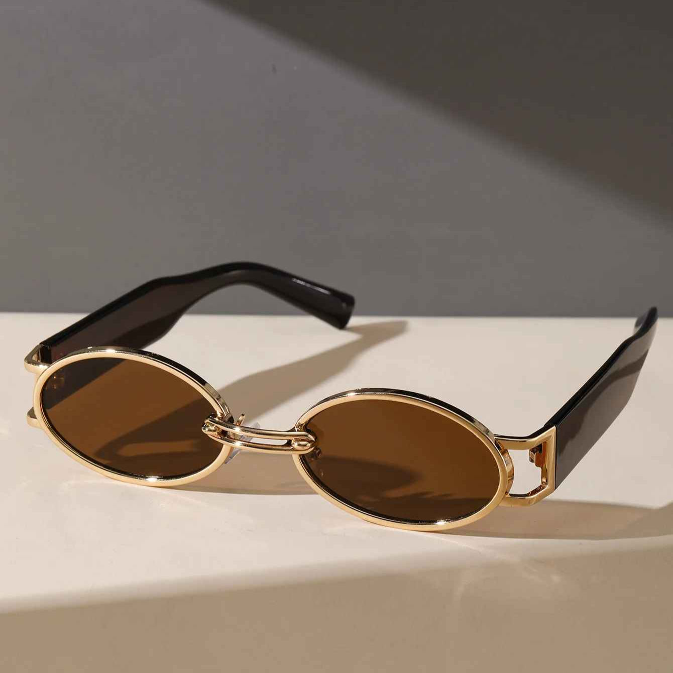 Sofia – Luxurious Gold Oval Sunglasses
